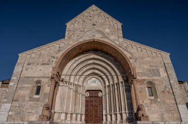 Ancona Katedrali San Ciriaco 'ya adanmıştır. Roma tarzının Bizans tarzıyla harmanlandığı bir ortaçağ kilisesi. Planda ve birçok dekorasyonda açıkça görülüyor.