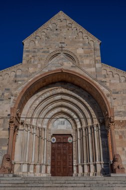 Ancona Katedrali San Ciriaco 'ya adanmıştır. Roma tarzının Bizans tarzıyla harmanlandığı bir ortaçağ kilisesi. Planda ve birçok dekorasyonda açıkça görülüyor.