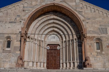 Ancona Katedrali San Ciriaco 'ya adanmıştır. Roma tarzının Bizans tarzıyla harmanlandığı bir ortaçağ kilisesi. Planda ve birçok dekorasyonda açıkça görülüyor.