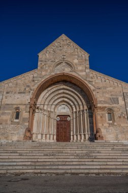 Ancona Katedrali San Ciriaco 'ya adanmıştır. Roma tarzının Bizans tarzıyla harmanlandığı bir ortaçağ kilisesi. Planda ve birçok dekorasyonda açıkça görülüyor.