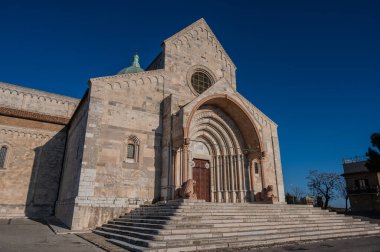 Ancona Katedrali San Ciriaco 'ya adanmıştır. Roma tarzının Bizans tarzıyla harmanlandığı bir ortaçağ kilisesi. Planda ve birçok dekorasyonda açıkça görülüyor.