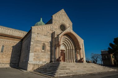 Ancona Katedrali San Ciriaco 'ya adanmıştır. Roma tarzının Bizans tarzıyla harmanlandığı bir ortaçağ kilisesi. Planda ve birçok dekorasyonda açıkça görülüyor.