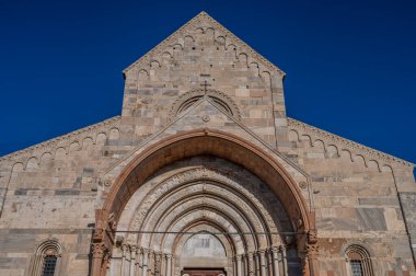 Ancona Katedrali San Ciriaco 'ya adanmıştır. Roma tarzının Bizans tarzıyla harmanlandığı bir ortaçağ kilisesi. Planda ve birçok dekorasyonda açıkça görülüyor.