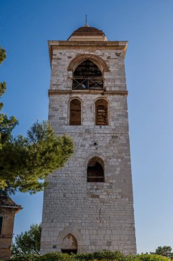 Ancona Katedrali San Ciriaco 'ya adanmıştır. Roma tarzının Bizans tarzıyla harmanlandığı bir ortaçağ kilisesi. Planda ve birçok dekorasyonda açıkça görülüyor.