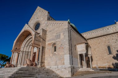 Ancona Katedrali San Ciriaco 'ya adanmıştır. Roma tarzının Bizans tarzıyla harmanlandığı bir ortaçağ kilisesi. Planda ve birçok dekorasyonda açıkça görülüyor.