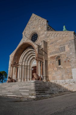 Ancona Katedrali San Ciriaco 'ya adanmıştır. Roma tarzının Bizans tarzıyla harmanlandığı bir ortaçağ kilisesi. Planda ve birçok dekorasyonda açıkça görülüyor.