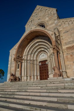 Ancona Katedrali San Ciriaco 'ya adanmıştır. Roma tarzının Bizans tarzıyla harmanlandığı bir ortaçağ kilisesi. Planda ve birçok dekorasyonda açıkça görülüyor.