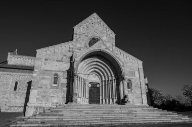 Ancona Katedrali San Ciriaco 'ya adanmıştır. Roma tarzının Bizans tarzıyla harmanlandığı bir ortaçağ kilisesi. Planda ve birçok dekorasyonda açıkça görülüyor.