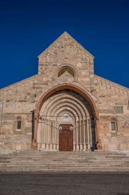 Ancona Katedrali San Ciriaco 'ya adanmıştır. Roma tarzının Bizans tarzıyla harmanlandığı bir ortaçağ kilisesi. Planda ve birçok dekorasyonda açıkça görülüyor.