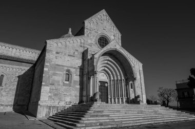 Ancona Katedrali San Ciriaco 'ya adanmıştır. Roma tarzının Bizans tarzıyla harmanlandığı bir ortaçağ kilisesi. Planda ve birçok dekorasyonda açıkça görülüyor.