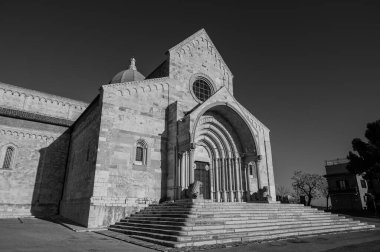 Ancona Katedrali San Ciriaco 'ya adanmıştır. Roma tarzının Bizans tarzıyla harmanlandığı bir ortaçağ kilisesi. Planda ve birçok dekorasyonda açıkça görülüyor.