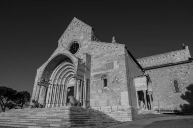 Ancona Katedrali San Ciriaco 'ya adanmıştır. Roma tarzının Bizans tarzıyla harmanlandığı bir ortaçağ kilisesi. Planda ve birçok dekorasyonda açıkça görülüyor.