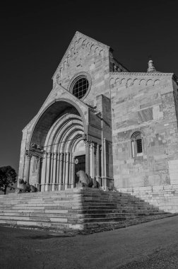 Ancona Katedrali San Ciriaco 'ya adanmıştır. Roma tarzının Bizans tarzıyla harmanlandığı bir ortaçağ kilisesi. Planda ve birçok dekorasyonda açıkça görülüyor.