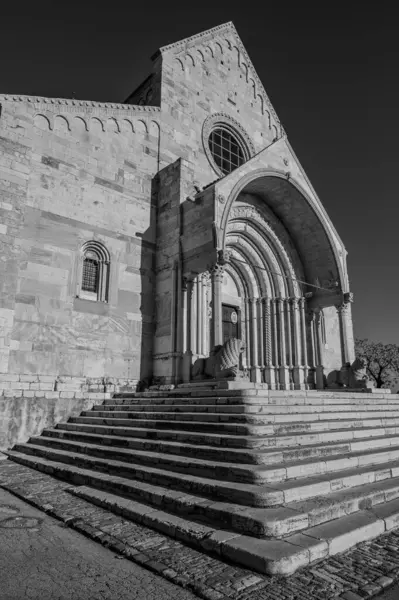 Ancona Katedrali San Ciriaco 'ya adanmıştır. Roma tarzının Bizans tarzıyla harmanlandığı bir ortaçağ kilisesi. Planda ve birçok dekorasyonda açıkça görülüyor.