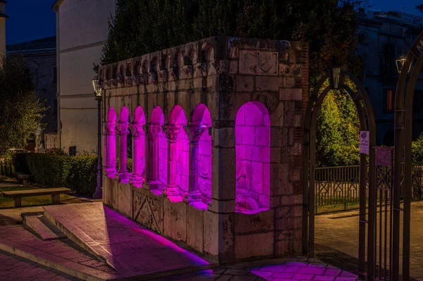 Zarif bir halk çeşmesi olmasının yanı sıra, Isernia şehrinin bir sembolüdür..