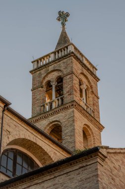 Kilise, şehrin koruyucu azizi S. Nicol di Bari 'ye adanmıştır. Orijinal yapı 16. yüzyıla dayanıyor ve 19. yüzyılda mevcut mimari biçimlerini aldı.