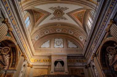 Kilise, şehrin koruyucu azizi S. Nicol di Bari 'ye adanmıştır. Orijinal yapı 16. yüzyıla dayanıyor ve 19. yüzyılda mevcut mimari biçimlerini aldı.