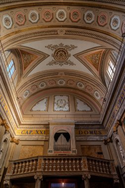 Kilise, şehrin koruyucu azizi S. Nicol di Bari 'ye adanmıştır. Orijinal yapı 16. yüzyıla dayanıyor ve 19. yüzyılda mevcut mimari biçimlerini aldı.