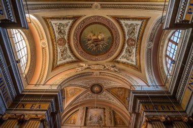 Kilise, şehrin koruyucu azizi S. Nicol di Bari 'ye adanmıştır. Orijinal yapı 16. yüzyıla dayanıyor ve 19. yüzyılda mevcut mimari biçimlerini aldı.