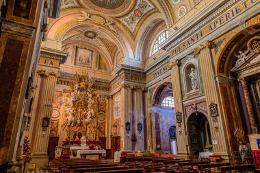 Kilise, şehrin koruyucu azizi S. Nicol di Bari 'ye adanmıştır. Orijinal yapı 16. yüzyıla dayanıyor ve 19. yüzyılda mevcut mimari biçimlerini aldı.