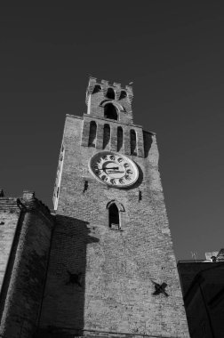 Bir zamanlar şehir kulesi vardı. 1300 yılına dayanıyor. Etrafında küçük bir çan kulesi var. Saat kulesine dönüştürülmüş..