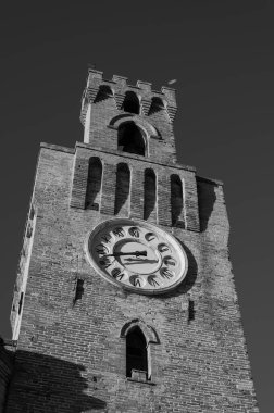 Bir zamanlar şehir kulesi vardı. 1300 yılına dayanıyor. Etrafında küçük bir çan kulesi var. Saat kulesine dönüştürülmüş..