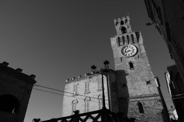 Bir zamanlar şehir kulesi vardı. 1300 yılına dayanıyor. Etrafında küçük bir çan kulesi var. Saat kulesine dönüştürülmüş..