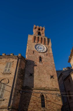 Bir zamanlar şehir kulesi vardı. 1300 yılına dayanıyor. Etrafında küçük bir çan kulesi var. Saat kulesine dönüştürülmüş..