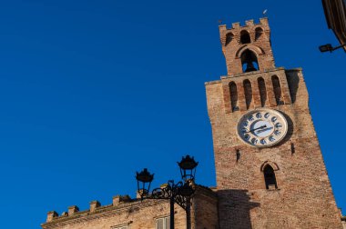 Bir zamanlar şehir kulesi vardı. 1300 yılına dayanıyor. Etrafında küçük bir çan kulesi var. Saat kulesine dönüştürülmüş..