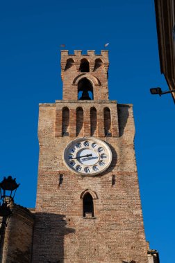 Bir zamanlar şehir kulesi vardı. 1300 yılına dayanıyor. Etrafında küçük bir çan kulesi var. Saat kulesine dönüştürülmüş..