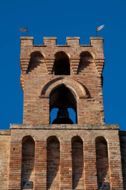 Bir zamanlar şehir kulesi vardı. 1300 yılına dayanıyor. Etrafında küçük bir çan kulesi var. Saat kulesine dönüştürülmüş..