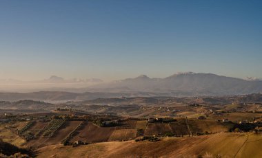 İtalya 'nın doğusunda yer alan Marş, Apennine dağları ile Adriyatik Denizi arasında yükselir..