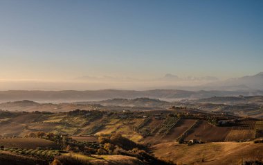 İtalya 'nın doğusunda yer alan Marş, Apennine dağları ile Adriyatik Denizi arasında yükselir..