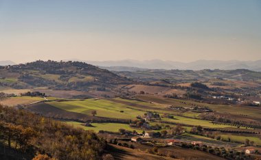 İtalya 'nın doğusunda yer alan Marş, Apennine dağları ile Adriyatik Denizi arasında yükselir..