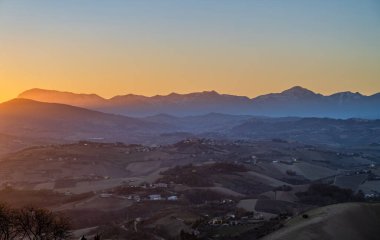 İtalya 'nın doğusunda yer alan Marş, Apennine dağları ile Adriyatik Denizi arasında yükselir..