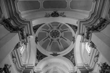 13. yüzyılda inşa edilen bina, Romanca bir dış görünüme ve geç dönem bir Barok iç mimarisine sahiptir ve ayrıca birçok sanat eserine de ev sahipliği yapar..