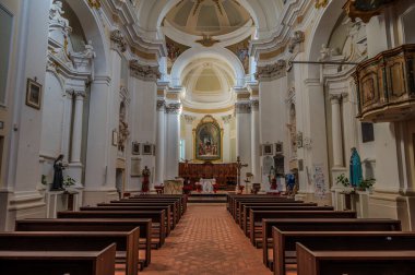 13. yüzyılda inşa edilen bina, Romanca bir dış görünüme ve geç dönem bir Barok iç mimarisine sahiptir ve ayrıca birçok sanat eserine de ev sahipliği yapar..