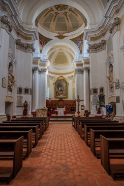 13. yüzyılda inşa edilen bina, Romanca bir dış görünüme ve geç dönem bir Barok iç mimarisine sahiptir ve ayrıca birçok sanat eserine de ev sahipliği yapar..