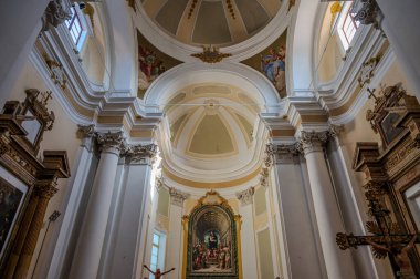 13. yüzyılda inşa edilen bina, Romanca bir dış görünüme ve geç dönem bir Barok iç mimarisine sahiptir ve ayrıca birçok sanat eserine de ev sahipliği yapar..