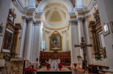 13. yüzyılda inşa edilen bina, Romanca bir dış görünüme ve geç dönem bir Barok iç mimarisine sahiptir ve ayrıca birçok sanat eserine de ev sahipliği yapar..