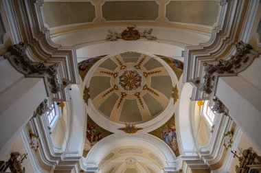 13. yüzyılda inşa edilen bina, Romanca bir dış görünüme ve geç dönem bir Barok iç mimarisine sahiptir ve ayrıca birçok sanat eserine de ev sahipliği yapar..