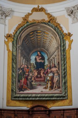 13. yüzyılda inşa edilen bina, Romanca bir dış görünüme ve geç dönem bir Barok iç mimarisine sahiptir ve ayrıca birçok sanat eserine de ev sahipliği yapar..