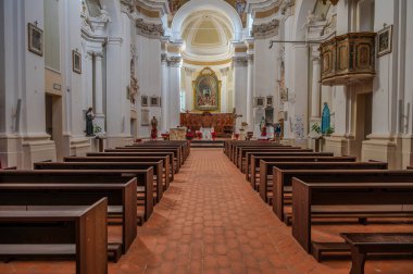 13. yüzyılda inşa edilen bina, Romanca bir dış görünüme ve geç dönem bir Barok iç mimarisine sahiptir ve ayrıca birçok sanat eserine de ev sahipliği yapar..