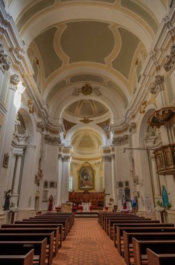 13. yüzyılda inşa edilen bina, Romanca bir dış görünüme ve geç dönem bir Barok iç mimarisine sahiptir ve ayrıca birçok sanat eserine de ev sahipliği yapar..