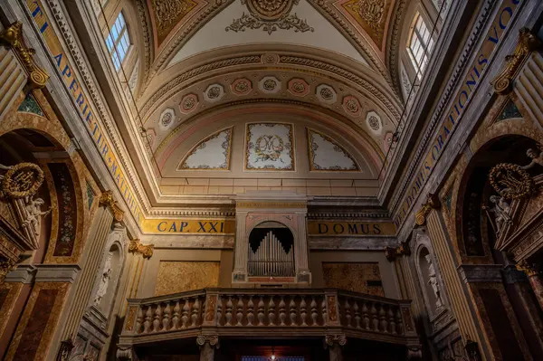 Kilise, şehrin koruyucu azizi S. Nicol di Bari 'ye adanmıştır. Orijinal yapı 16. yüzyıla dayanıyor ve 19. yüzyılda mevcut mimari biçimlerini aldı.