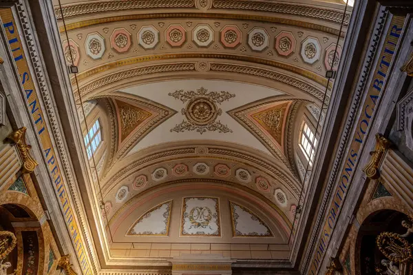 Kilise, şehrin koruyucu azizi S. Nicol di Bari 'ye adanmıştır. Orijinal yapı 16. yüzyıla dayanıyor ve 19. yüzyılda mevcut mimari biçimlerini aldı.