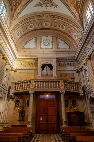 Kilise, şehrin koruyucu azizi S. Nicol di Bari 'ye adanmıştır. Orijinal yapı 16. yüzyıla dayanıyor ve 19. yüzyılda mevcut mimari biçimlerini aldı.