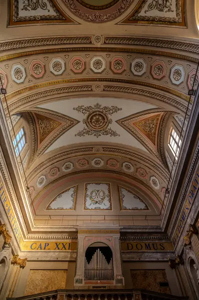 Kilise, şehrin koruyucu azizi S. Nicol di Bari 'ye adanmıştır. Orijinal yapı 16. yüzyıla dayanıyor ve 19. yüzyılda mevcut mimari biçimlerini aldı.