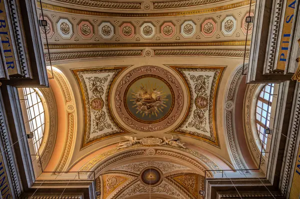 Kilise, şehrin koruyucu azizi S. Nicol di Bari 'ye adanmıştır. Orijinal yapı 16. yüzyıla dayanıyor ve 19. yüzyılda mevcut mimari biçimlerini aldı.