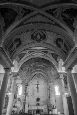 Muhtemelen 12. yüzyılda inşa edilmiş olan 15. yüzyıldan kalma orijinal freskler içeride açıkça görülebiliyorken, kasa 1900 'lerin başında fresk edilmiş..